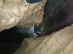 Cave Stream izeja. Īsi pirms iznākšanas virszemē pēdējais izaicinājums - pa metāla pakāpieniem jāuzlien uz klints plaukta blakus 3 metrus augstam ūdenskritumam.